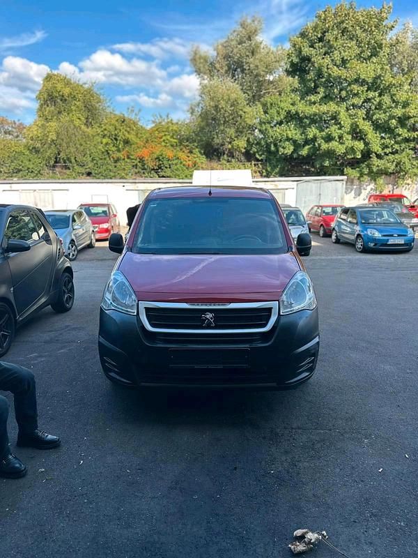 Rot Gebraucht 2016 Peugeot Partner Van / Kleinbus | 5.999 € (Fairer Preis) - Bild 1/4