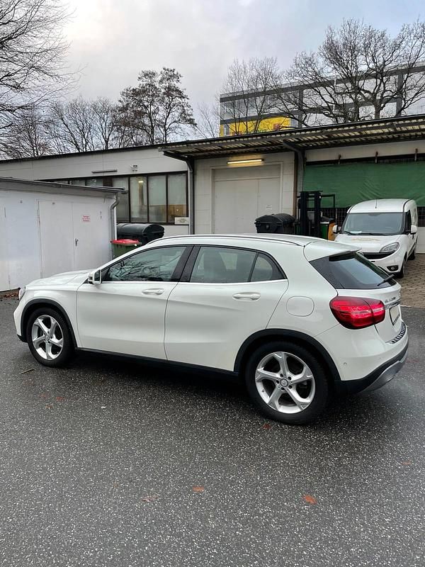 Gebraucht Mercedes GLA200 156 PS (114 kW) 2017 Weiß SUV