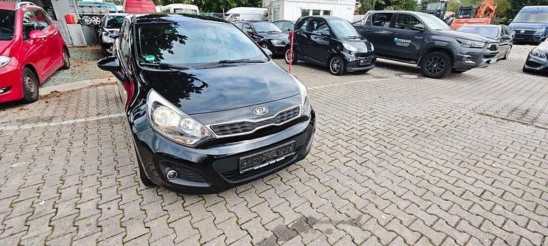 Schwarz Gebraucht 2014 Kia Rio FIFA World Cup Edition Limousine | 3.450 € (Superpreis) - Bild 1/4