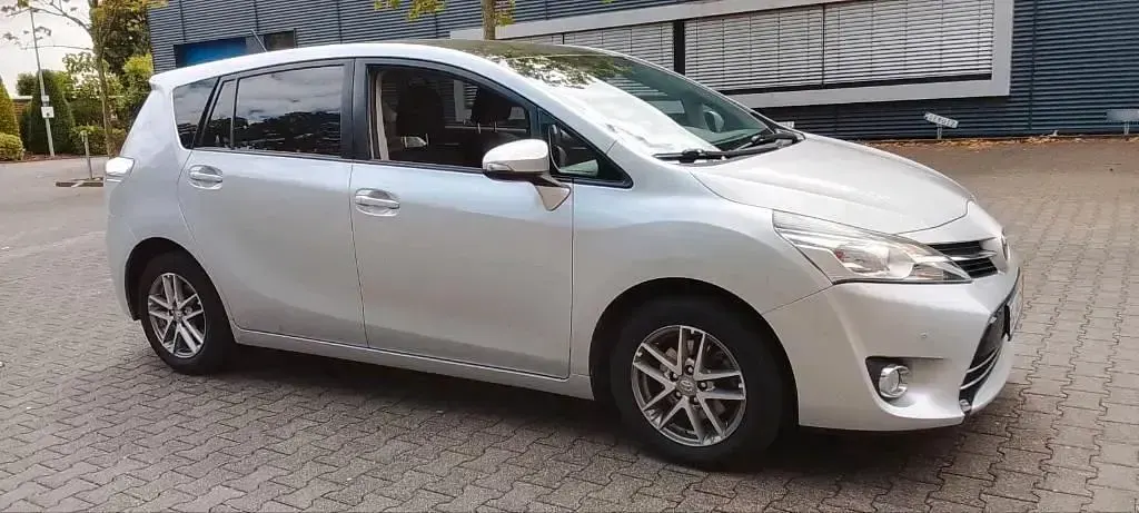 Gebraucht Toyota Verso Skyview Edition 147 PS (108 kW) 2016 Silber Van / Kleinbus