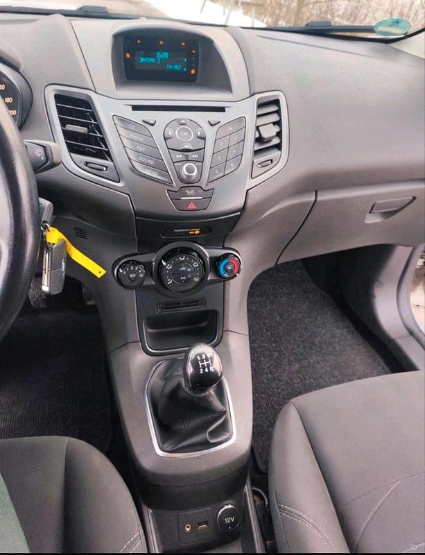 Gebraucht Ford Fiesta 101 PS (74 kW) 2016 Silber Kleinwagen