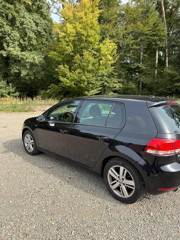 Gebraucht VW Golf VI 105 PS (77 kW) 2012 Schwarz Kleinwagen