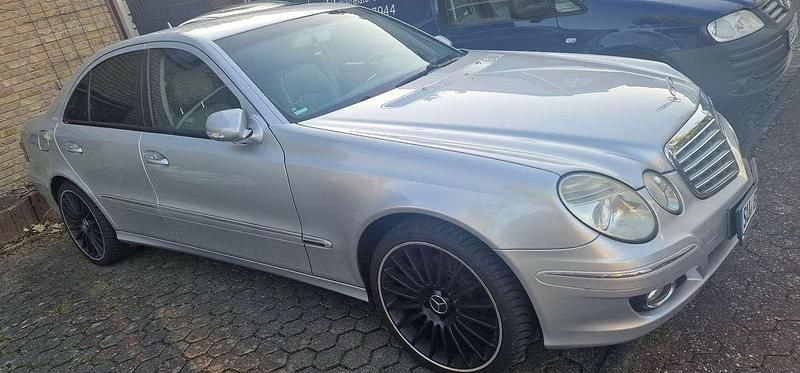 Grau Gebraucht 2006 Mercedes E200 Limousine | 4.700 € (Guter Preis) - Bild 1/3