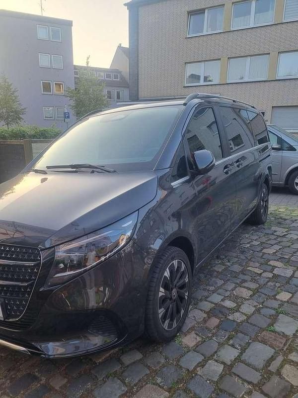 Grau Gebraucht 2025 Mercedes V300 Avantgarde Van / Kleinbus | 85.000 € - Bild 1/4