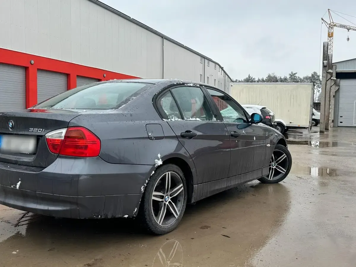 Gebraucht BMW 320 150 PS (110 kW) 2005 Grau Limousine