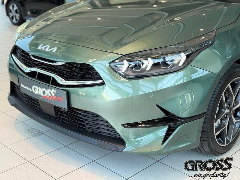 Neu Kia Ceed Spirit 140 PS (102 kW) 2025 Exg) experience green met. (gruen Kleinwagen