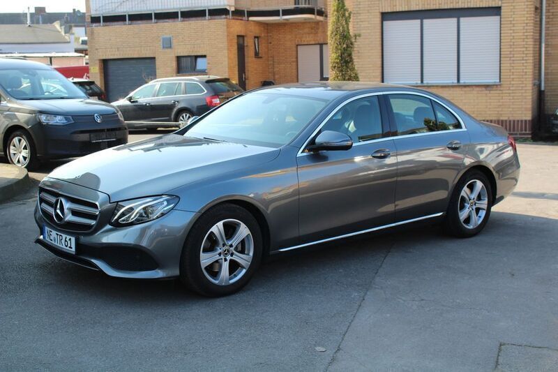 Grau Gebraucht 2018 Mercedes E220 Avantgarde Limousine | 26.800 € (Superpreis) - Bild 1/4
