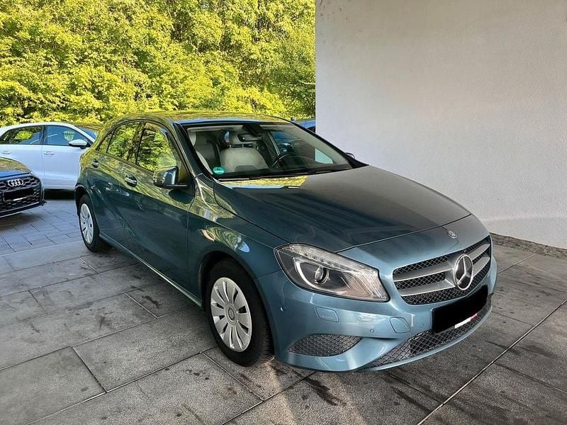 Blau Gebraucht 2013 Mercedes A180 Limousine | 10.880 € (Guter Preis) - Bild 1/2