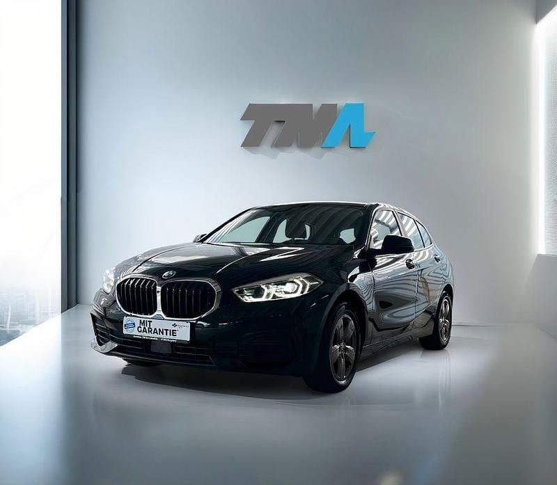 Schwarz Gebraucht 2022 BMW 118 Sport Line Kleinwagen | 22.699 € (Guter Preis) - Bild 1/4