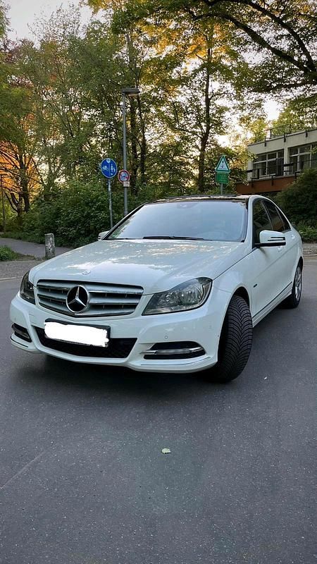 Weiß Gebraucht 2011 Mercedes 220 Limousine | 9.000 € - Bild 1/4