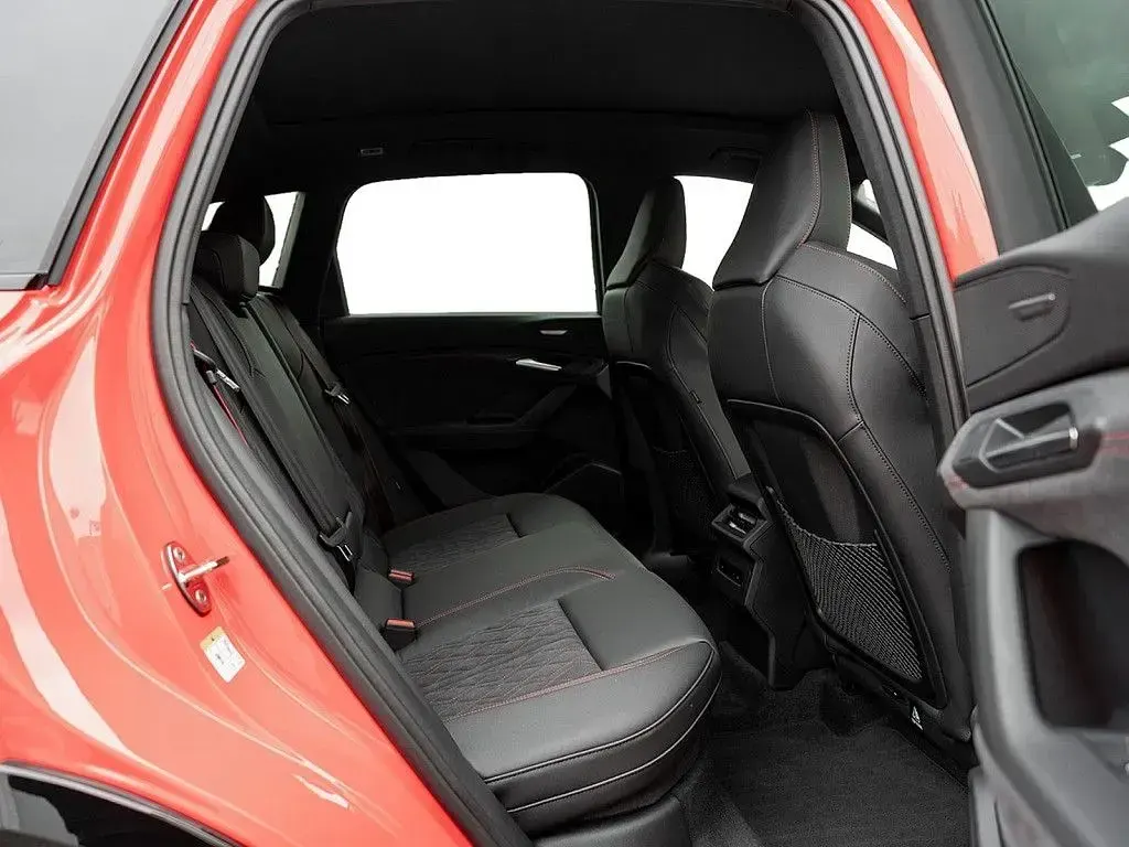 Gebraucht Audi SQ6 e-tron Ambiente 359 kW (489 PS) 2025 Rot SUV