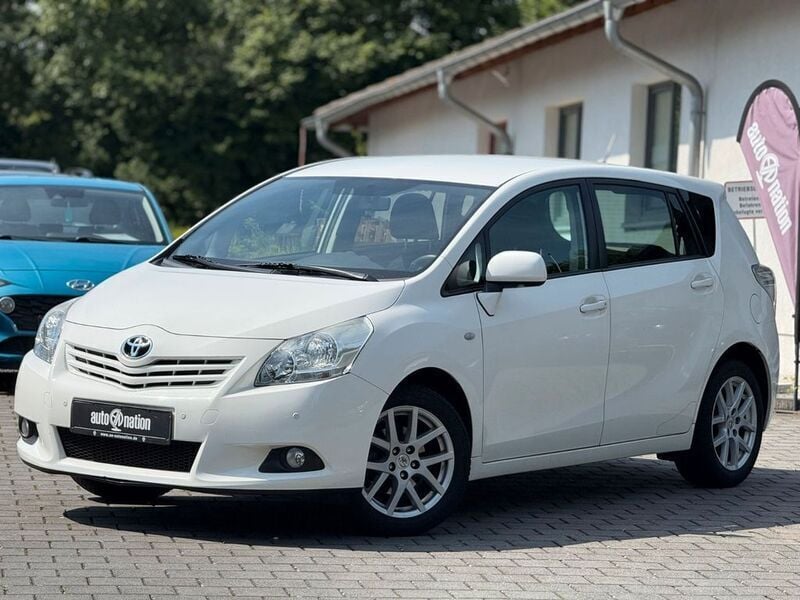 Weiß Gebraucht 2012 Toyota Verso Travel Van / Kleinbus | 7.540 € (Fairer Preis) - Bild 1/4