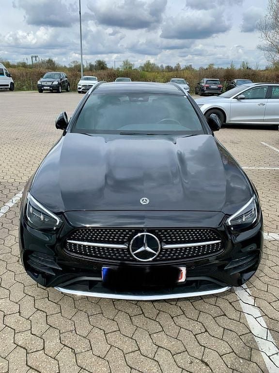 Schwarz Gebraucht 2020 Mercedes E220 AMG line Limousine | 31.000 € (Guter Preis) - Bild 1/4