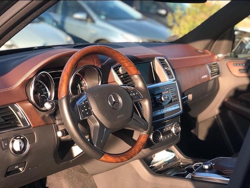 Schwarz Gebraucht 2011 Mercedes ML350 AMG line SUV | 24.700 € (Etwas zu teuer) - Bild 1/4