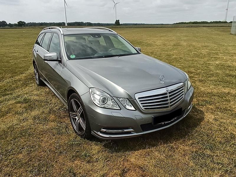 Silber Gebraucht 2012 Mercedes E200 Elegance Kombi | 7.999 € (Superpreis) - Bild 1/4