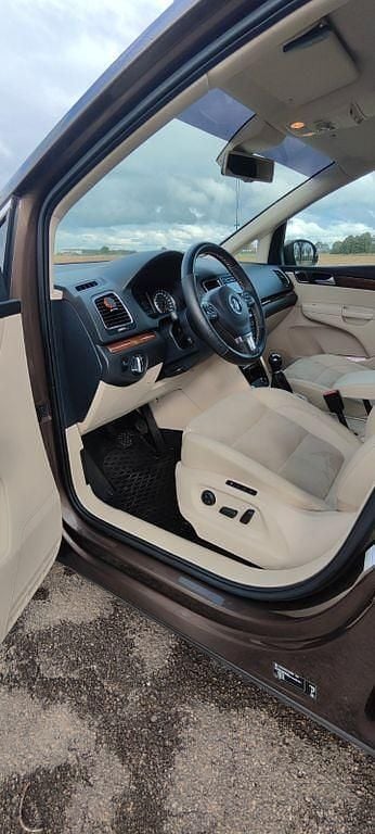 Braun Gebraucht 2012 VW Sharan Highline Van / Kleinbus | 12.900 € (Fairer Preis) - Bild 1/4