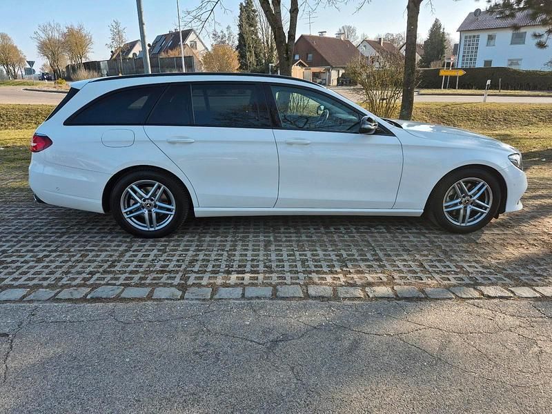 Gebraucht Mercedes E220 194 PS (142 kW) 2018 Weiß Kombi