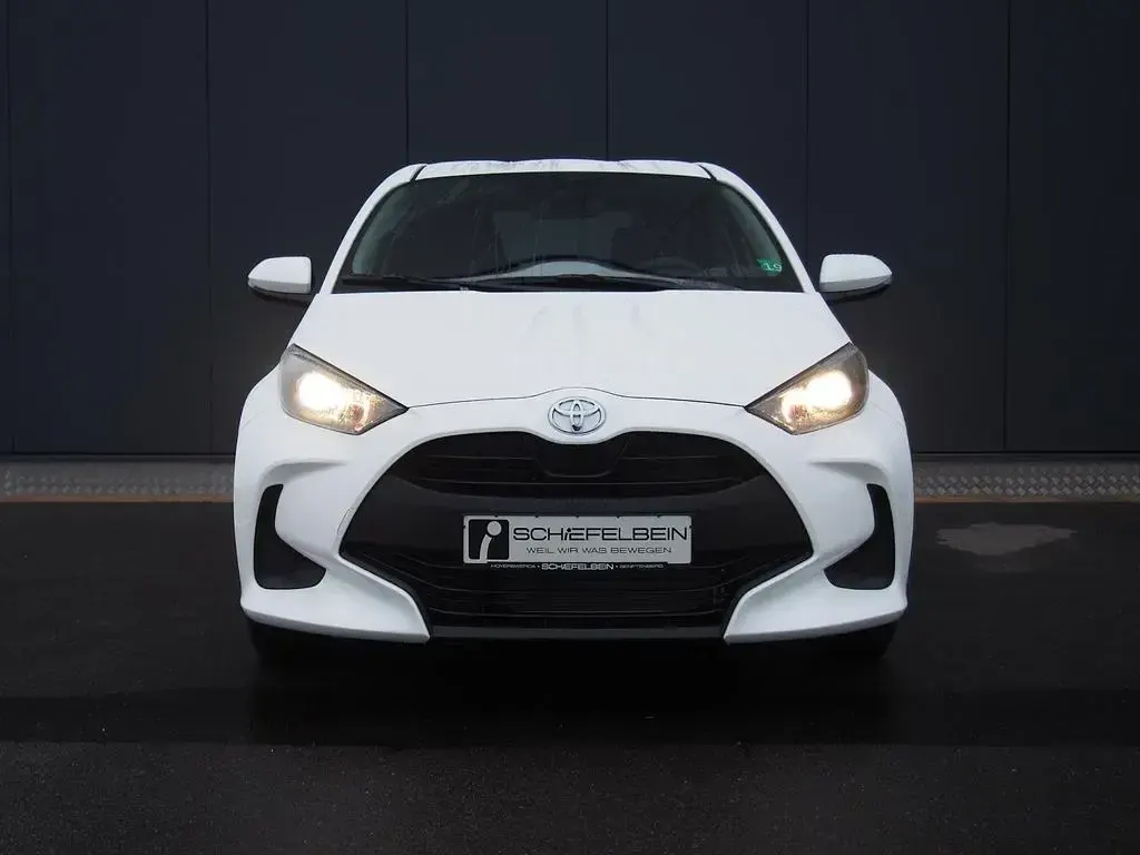 Gebraucht Toyota Yaris 72 PS (52 kW) 2023 Schneeweiß Kleinwagen