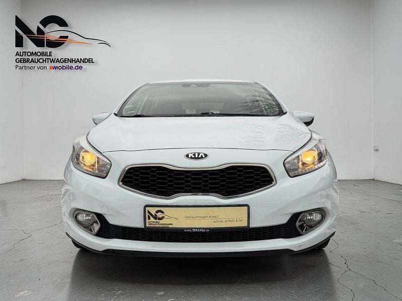 Gebraucht Kia Ceed 135 PS (99 kW) 2014 Weiß Kleinwagen