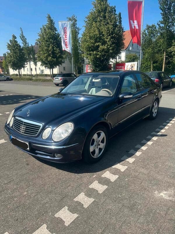 Blau Gebraucht 2002 Mercedes E320 Avantgarde Limousine | 3.699 € (Fairer Preis) - Bild 1/4