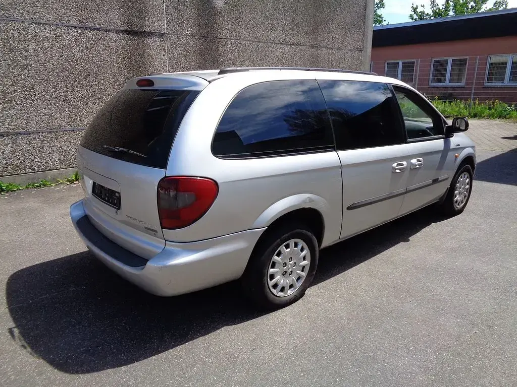 Gebraucht Chrysler Voyager 143 PS (105 kW) 2003 Silber Van / Kleinbus