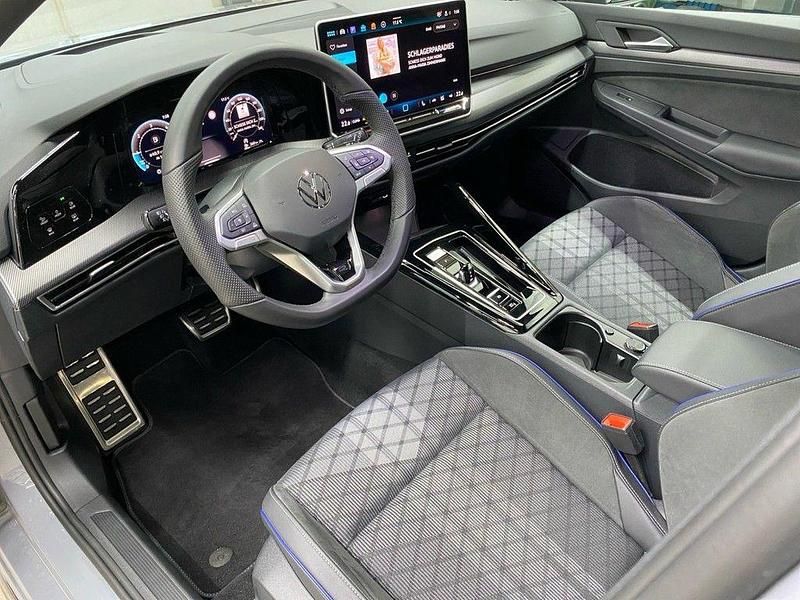 Gebraucht VW Golf VIII R-line 150 PS (110 kW) 2025 Mondsteingrau Kombi