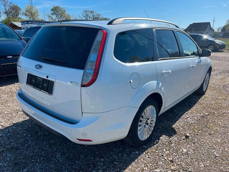 Gebraucht Ford Focus Titanium 109 PS (80 kW) 2010 Weiß Limousine