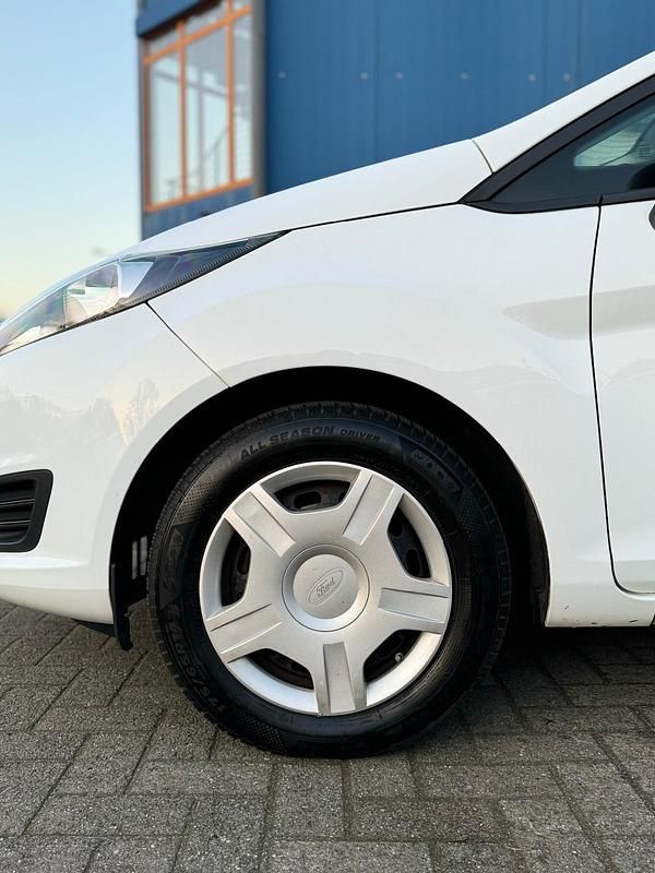 Gebraucht Ford Fiesta Trend 60 PS (44 kW) 2014 Weiß Kleinwagen
