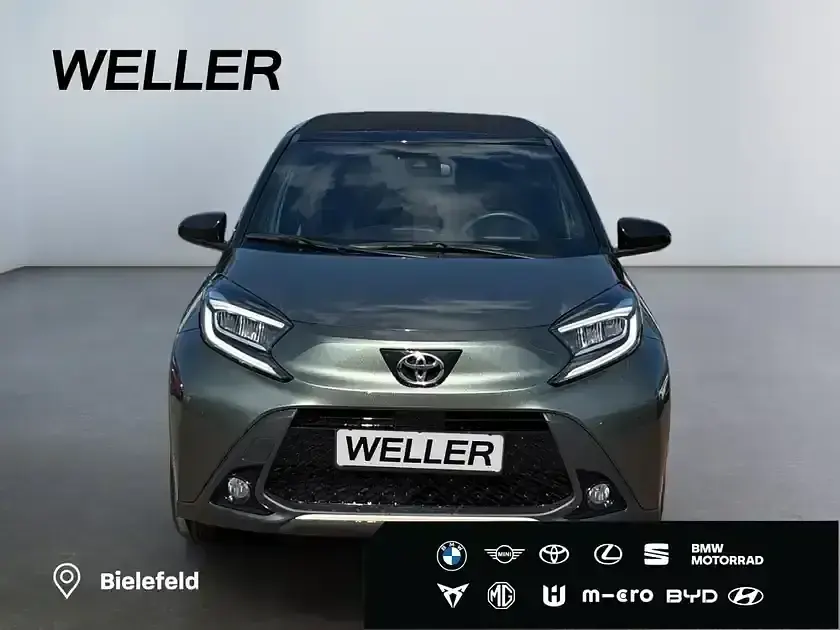 Gebraucht Toyota Aygo Style 72 PS (52 kW) 2023 Cardamon green / night sky black (gruen) Kleinwagen