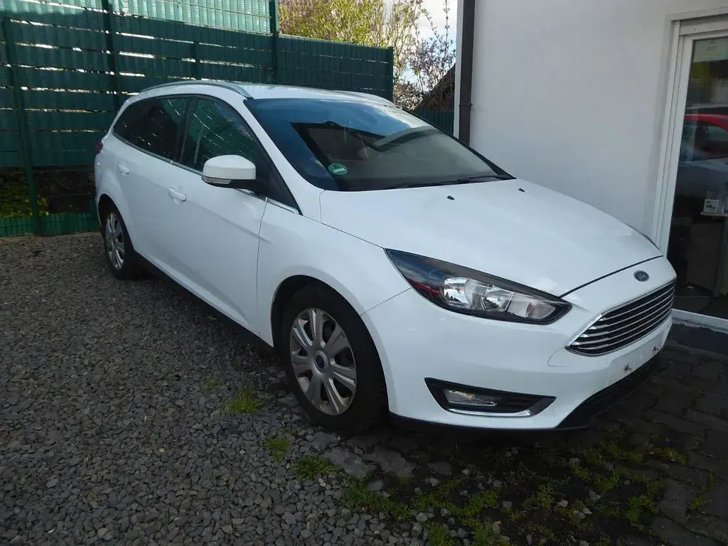 Käytetty Ford Focus Titanium 120 HP (88 kW) 2015 Valkoinen Sedan