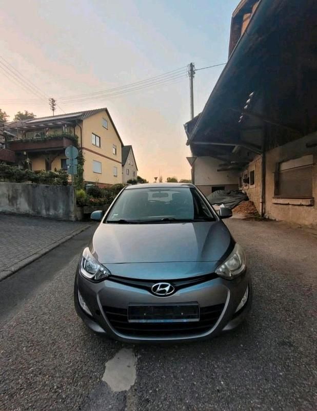 Gebraucht Hyundai i20 86 PS (63 kW) 2012 Grau Kleinwagen