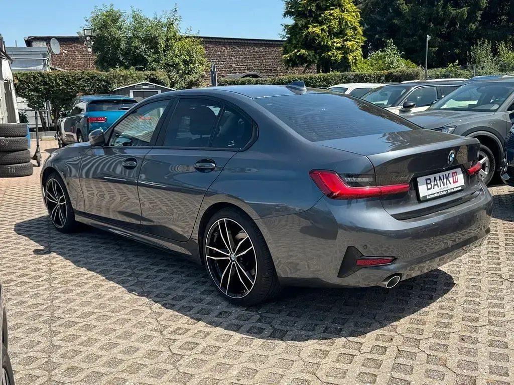 Gebraucht BMW 318 136 PS (100 kW) 2020 Mineralgrau metallic Limousine