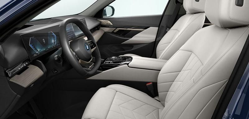 Gebraucht BMW 550e Comfort Edition 489 PS (359 kW) 2024 Blau Limousine