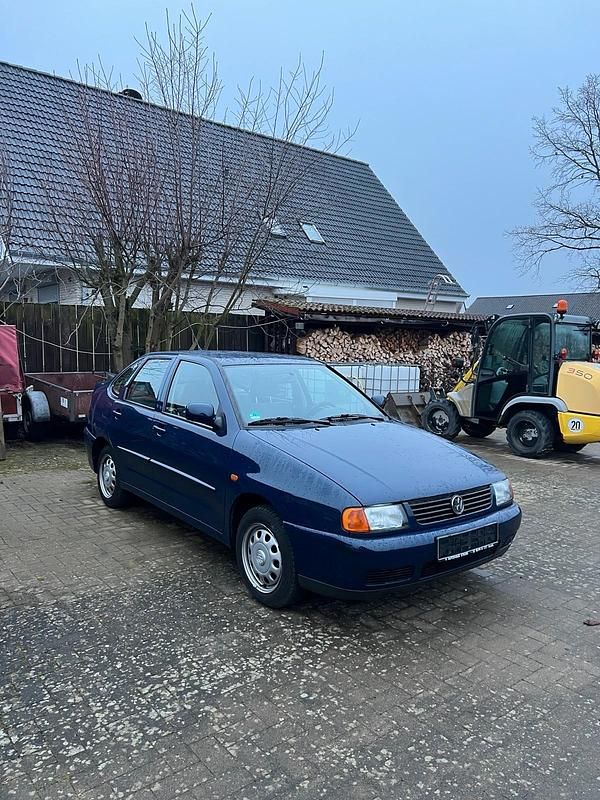 Blau Gebraucht 1996 VW Polo Classicline Limousine | 899 € - Bild 1/4