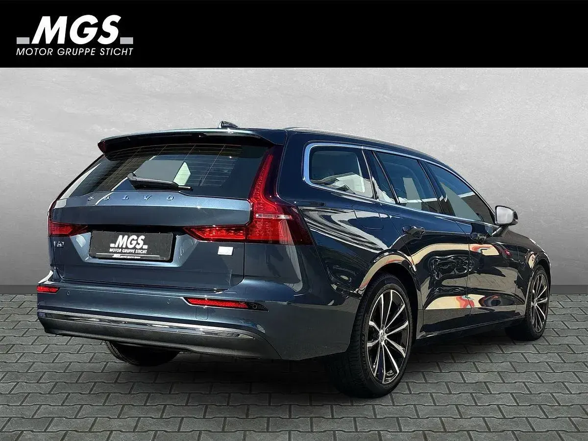 Gebraucht Volvo V60 Core 253 PS (186 kW) 2026 Denim blue metallic Kombi