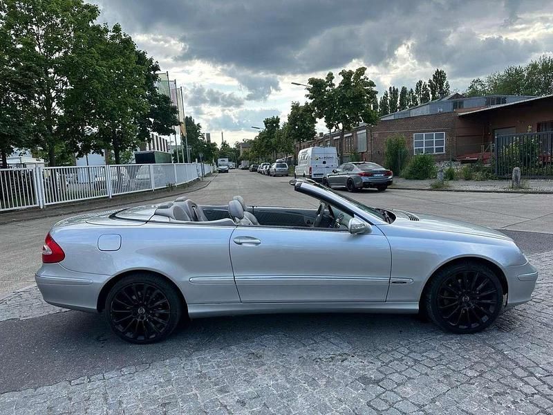 Gebraucht Mercedes CLK320 218 PS (160 kW) 2003 Brillantsilber Cabrio