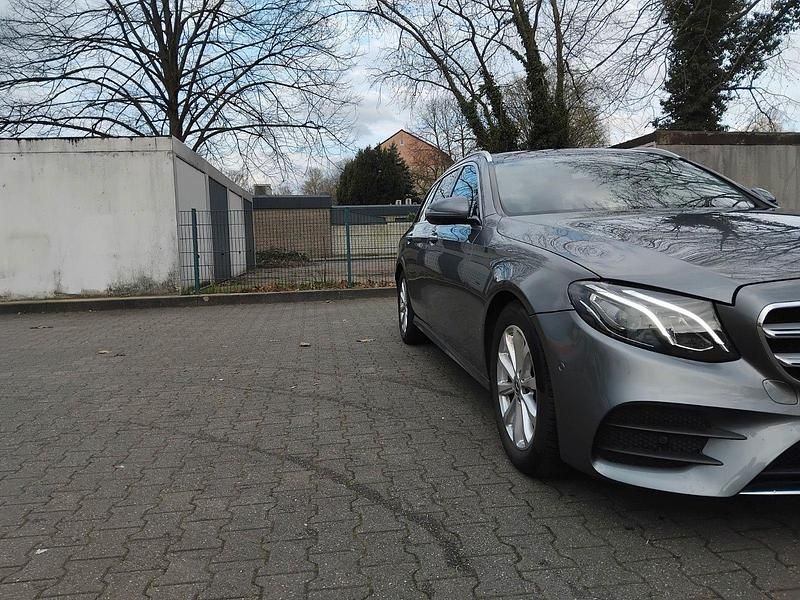 Gebraucht Mercedes E220 194 PS (142 kW) 2019 Grau Kombi