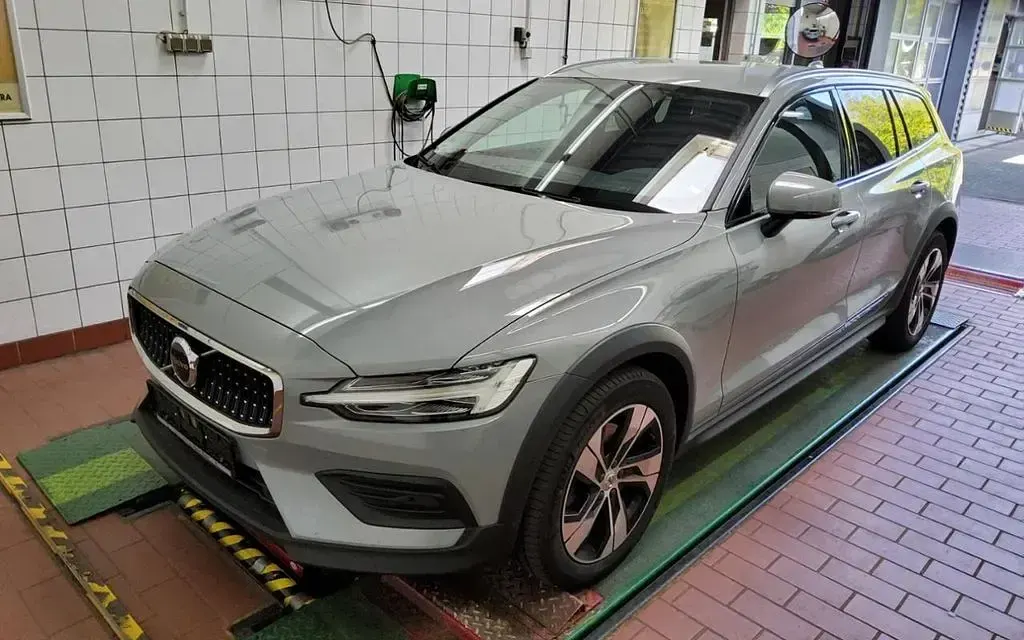 Gebraucht Volvo V60 CC Plus 197 PS (144 kW) 2024 Vapour grey / metallic Kombi