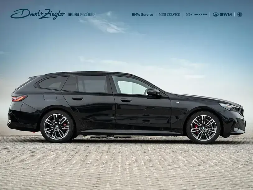Gebraucht BMW 520 M Sport 197 PS (144 kW) 2025 Saphirschwarzmetallic Kombi