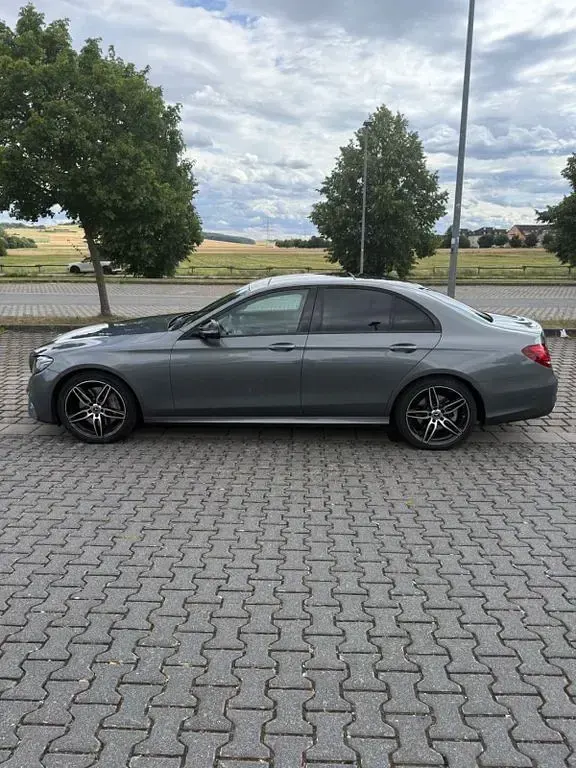 Gebraucht Mercedes E350 AMG line 313 PS (230 kW) 2019 Grau Limousine