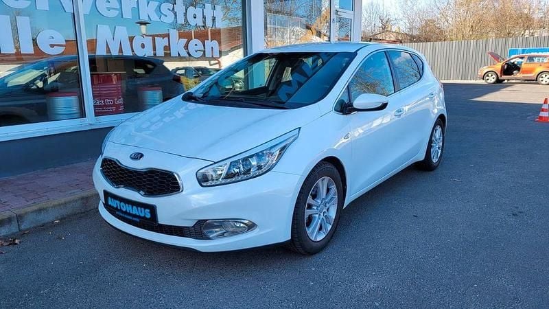 Gebraucht Kia Ceed DREAM-TEAM Edition 99 PS (72 kW) 2015 Deluxe white Kleinwagen