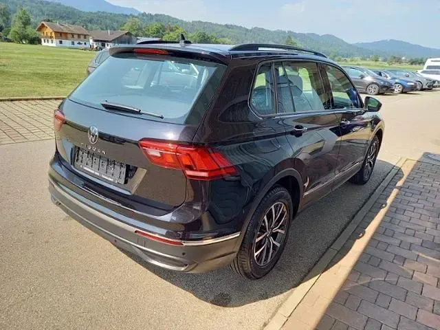 Gebraucht VW Tiguan Life 150 PS (110 kW) 2022 Deep black perleffekt SUV