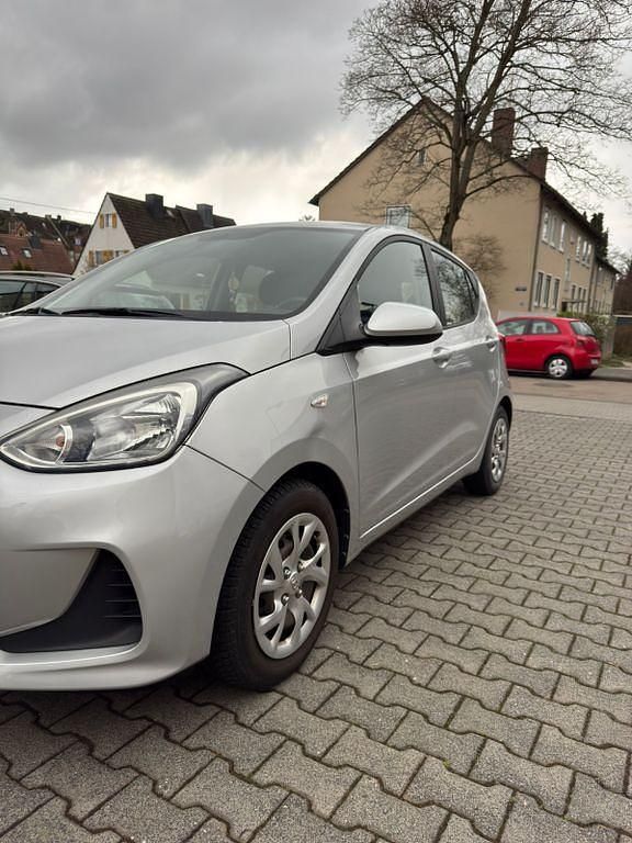 Gebraucht Hyundai i10 Classic 67 PS (49 kW) 2017 Silber Kleinwagen