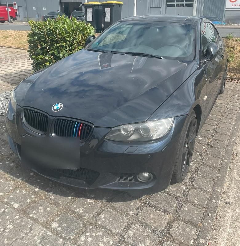 Schwarz Gebraucht 2009 BMW 330 Coupé | 9.000 € (Guter Preis) - Bild 1/4