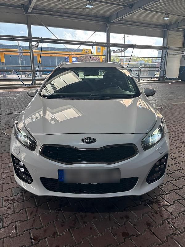Weiß Gebraucht 2016 Kia Ceed Kombi | 8.900 € (Superpreis) - Bild 1/4