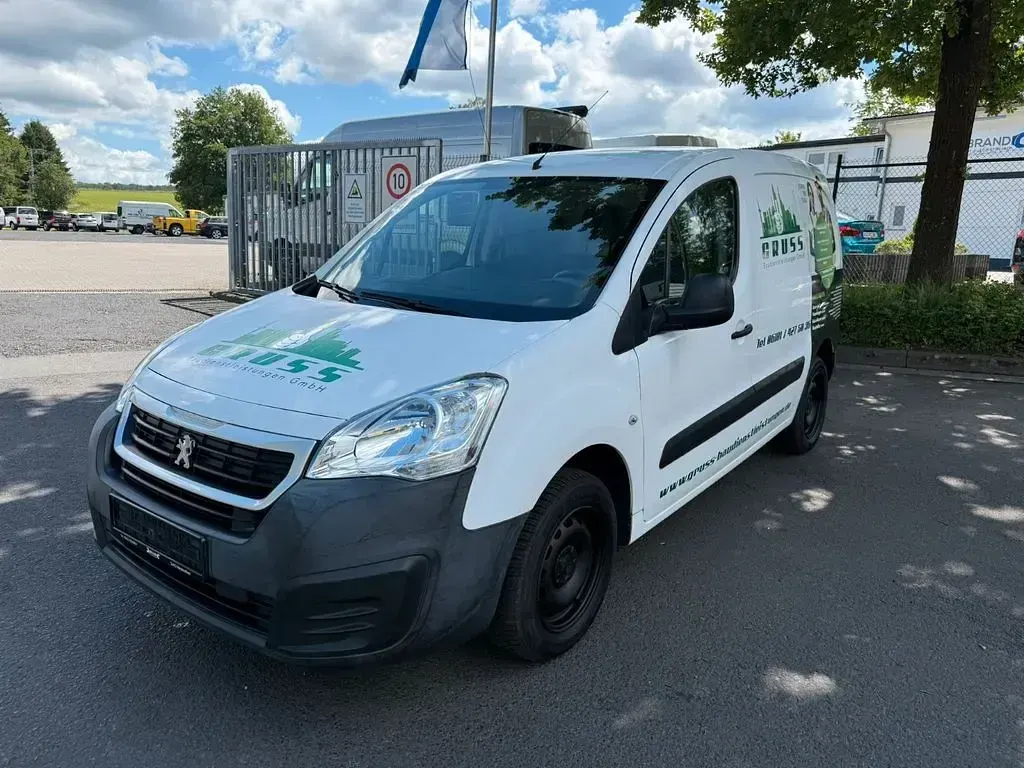 Gebraucht Peugeot Partner Premium 75 PS (55 kW) 2018 Weiß Van / Kleinbus