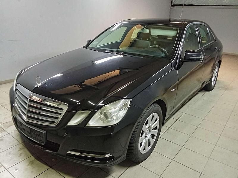 Schwarz/baltic black Gebraucht 2011 Mercedes E200 Limousine | 7.400 € (Superpreis) - Bild 1/4
