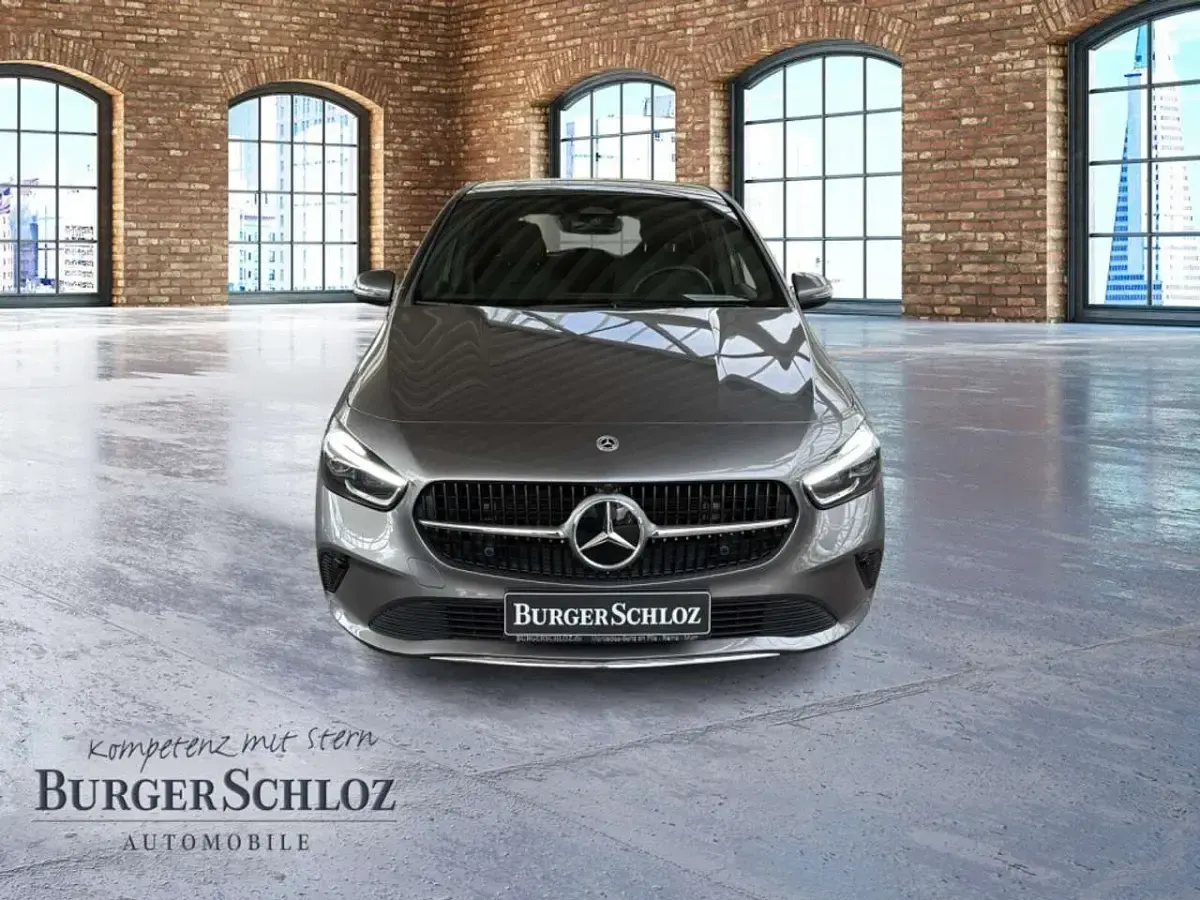 Gebraucht Mercedes B180 136 PS (100 kW) 2025 Metalliclack mountaingrau Kleinwagen