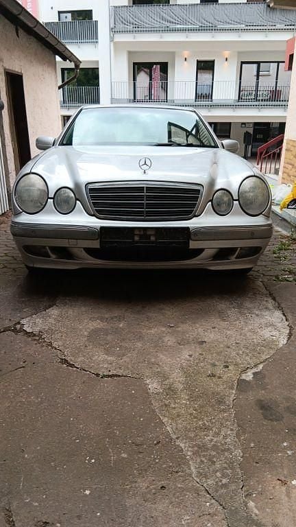 Grau Gebraucht 2000 Mercedes E270 Elegance Limousine | 2.650 € (Guter Preis) - Bild 1/4