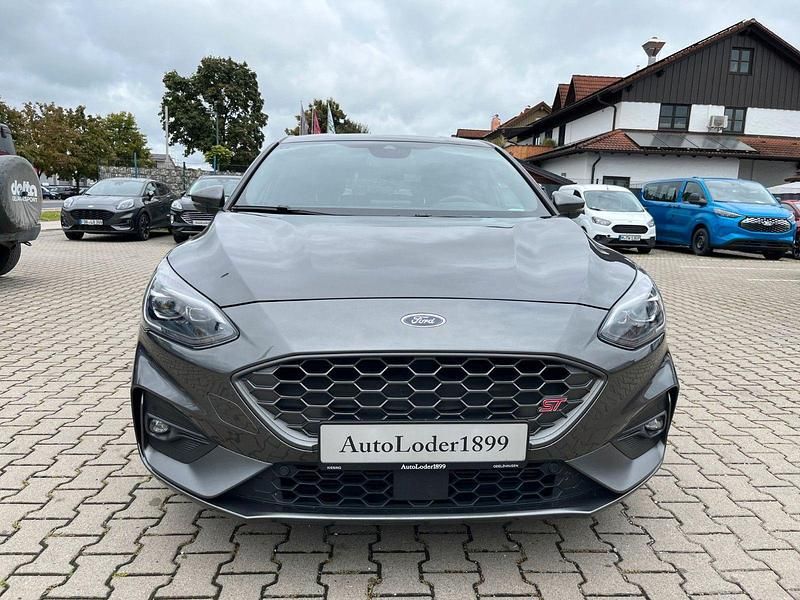 Grau Gebraucht 2021 Ford Focus ST Limousine | 23.950 € (Superpreis) - Bild 1/4
